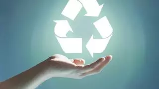Znak recyclingu nad dłonią