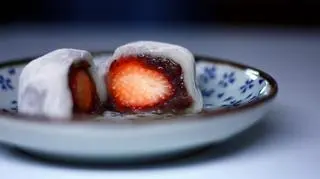 mochi z truskawkami