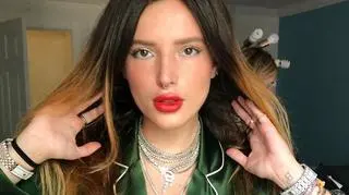 Bella Thorne w zielonej koszuli 