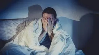 Mężczyzna w łóżku 