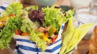 Piknikowe pyszności: sałatki, wrapy, koktajle i ciastka