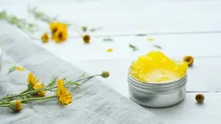 Żółta maść w metalowym pojemniku. 