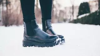 Czarne buty na śniegu