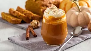 Pumpkin spice latte. Przepis na kawowy hit jesieni. Sprawdź, jak przygotować go w domu