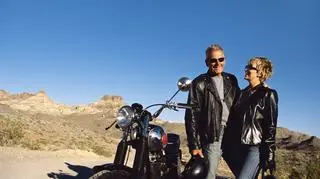 Kobieta i mężczyzna stoją przy motocyklu