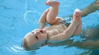 Z dzieckiem na basenie. Jakie akcesoria dla niemowląt warto zabrać na wspólne pływanie?