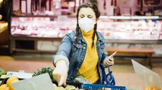 Zakupy w sklepie w czasie pandemii 