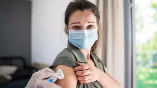 Kobieta przyjmująca szczepionkę 