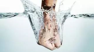 Ręka wbijająca się w wodę 