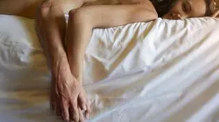 Kobieta i mężczyzna w łóżku 
