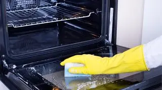 Czym wyczyścić piekarnik? Domowe sposoby