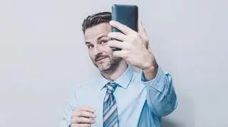 Jak zrobić ładne selfie? O czym warto pamiętać? Pomysły na selfie