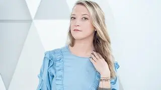 Lara Gessler w niebieskiej bluzce 