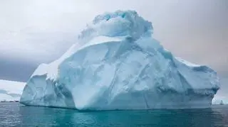 Antarktyda. Ogromna góra lodowa oderwała się od Lodowca Szelfowego Amery'ego