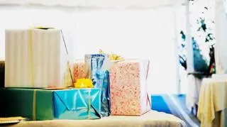 stos prezentów ślubnych