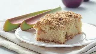 Ciasto drożdżowe z rabarbarem - rabarbar i jabłka leżą obok ciasta. 