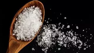 Sól na drewnianej łyżce