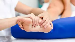 Zbliżenie na masaż stopy