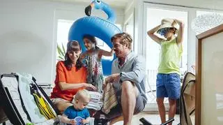 Rodzina pakuje się na wakacje. 