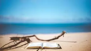 książka na wakacje, plaża, morze