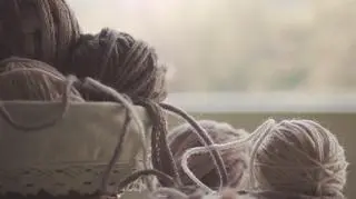 motki z wełny do robienia na drutach 