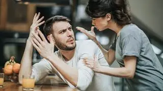 Co to jest komunikacja niewerbalna? Co można do niej zaliczyć i na czym polega?