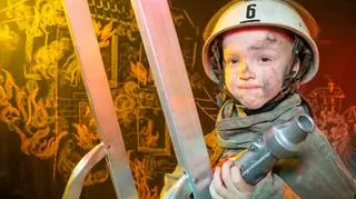 Dziecko w stroju strażackim 