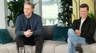 Jakub Gierszał i Filip Pławiak o pracy na planie serialu "Chyłka"