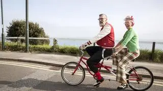 Kobieta i mężczyzna jadą na rowerze