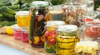 Weki w kuchni! Oto proste przepisy na kiszone pomidory, konfiturę z cukinii i ogórki curry