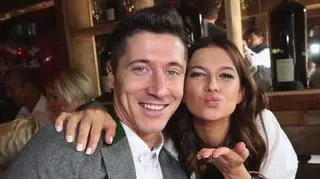 Anna i Robert Lewandowscy na romantycznym zdjęciu w akrobatycznej pozycji. "Noszenie na rękach nabiera innego znaczenia"