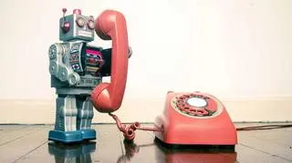 robot z telefonem