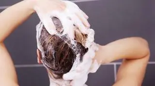 Kobieta myjąca włosy 