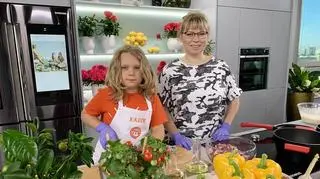 Przepisy Kazika z "MasterChefa Juniora". Naleśniki z truskawkami, sernik i gulasz po węgiersku w kuchni Dzień Dobry TVN