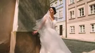 Adriana Kalska w sukni ślubnej ucieka przez miasto w teledysku promującym serial "Papiery na szczęście"