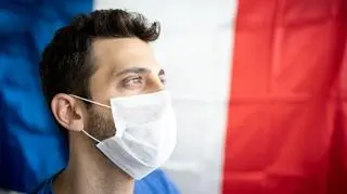 Mężczyzna na tle flagi Francji