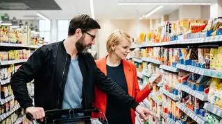 para, która robi zakupy 