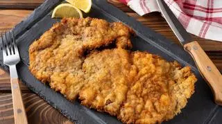 Sznycel wiedeński na talerzu