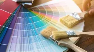 Próbnik kolorów farb i pędzle do malowania ścian