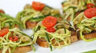 Bruschetta makaronem z cukinii