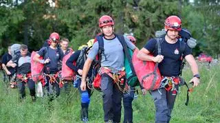 Zakopane, 19.08.2019. Ratownicy przygotowuja sie do wylotu na miejsce akcji ratunkowej. TOPR i inne sluzby ratunkowe podejmuja proby dotarcia do dwoch grotolazow, ktorzy zeszli do Jaskini Wielkiej Snieznej w Tatrach