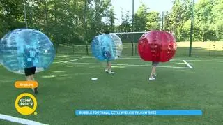 Bubble football to gra idealna na wieczory kawalerskie. Jakie są jej zasady?