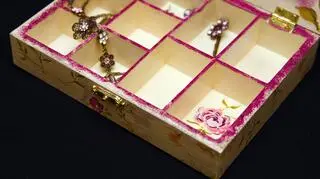 drewaniana skrzynka na bizuterie ozdobiona technika decoupage na czarnym stole zblizenie