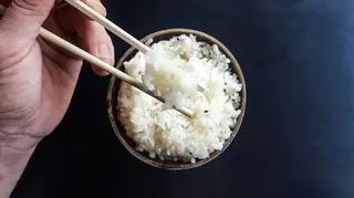 Ryż w miseczce i pałeczki
