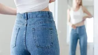 Jeansy damskie z wysokim stanem – do czego pasują?