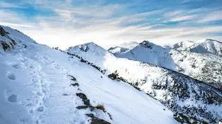 Turysta, który spędził noc w okolicy Morskiego Oka, jest już bezpieczny. Zobacz niezwykłe zdjęcia z akcji ratunkowej
