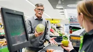 Zakupy spożywcze w sklepie 