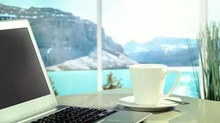 praca zdalna, home office, laptop