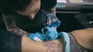 tatuażysta robi tatuaż kobiecie