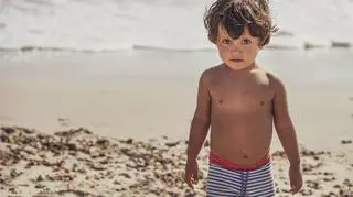 Chłopiec w kąpielówkach na plaży